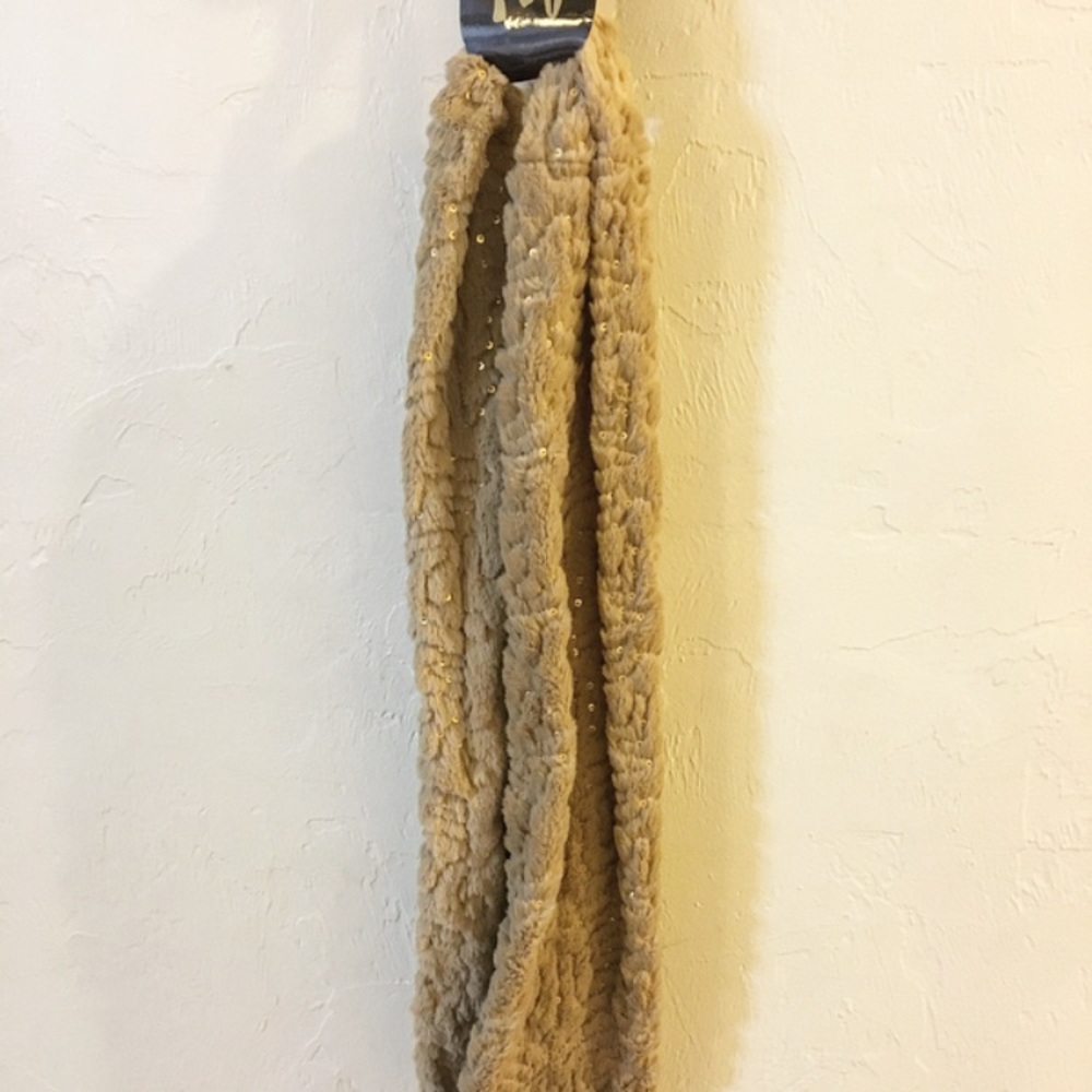 🤩NWT Sequin Faux Fur Scarf - Picture 2 of 4